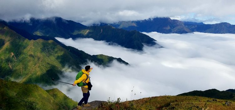 trekking lảo thần ngắm biển mây mênh mông