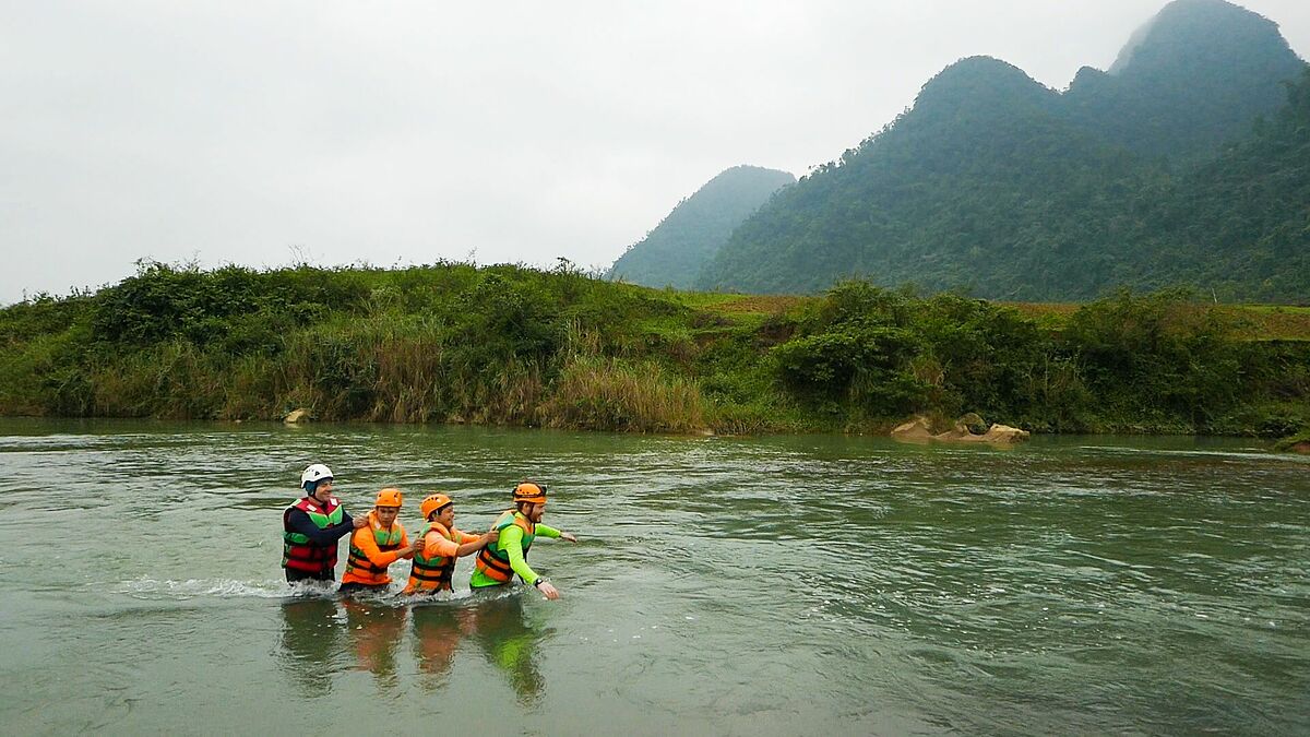 trekking vượt suối