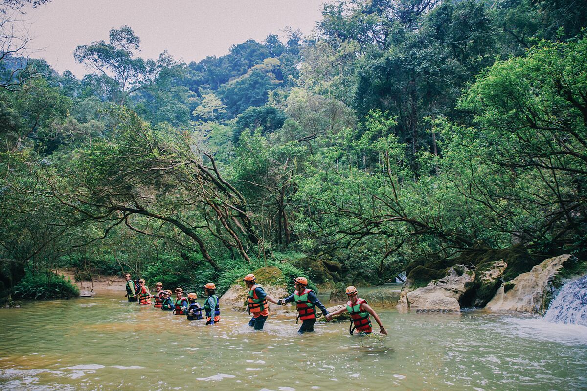 trekking vượt suối